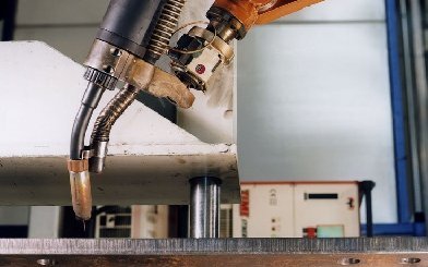 弧焊機器人vs氣保焊機:哪個更適合您的業(yè)務(wù)?